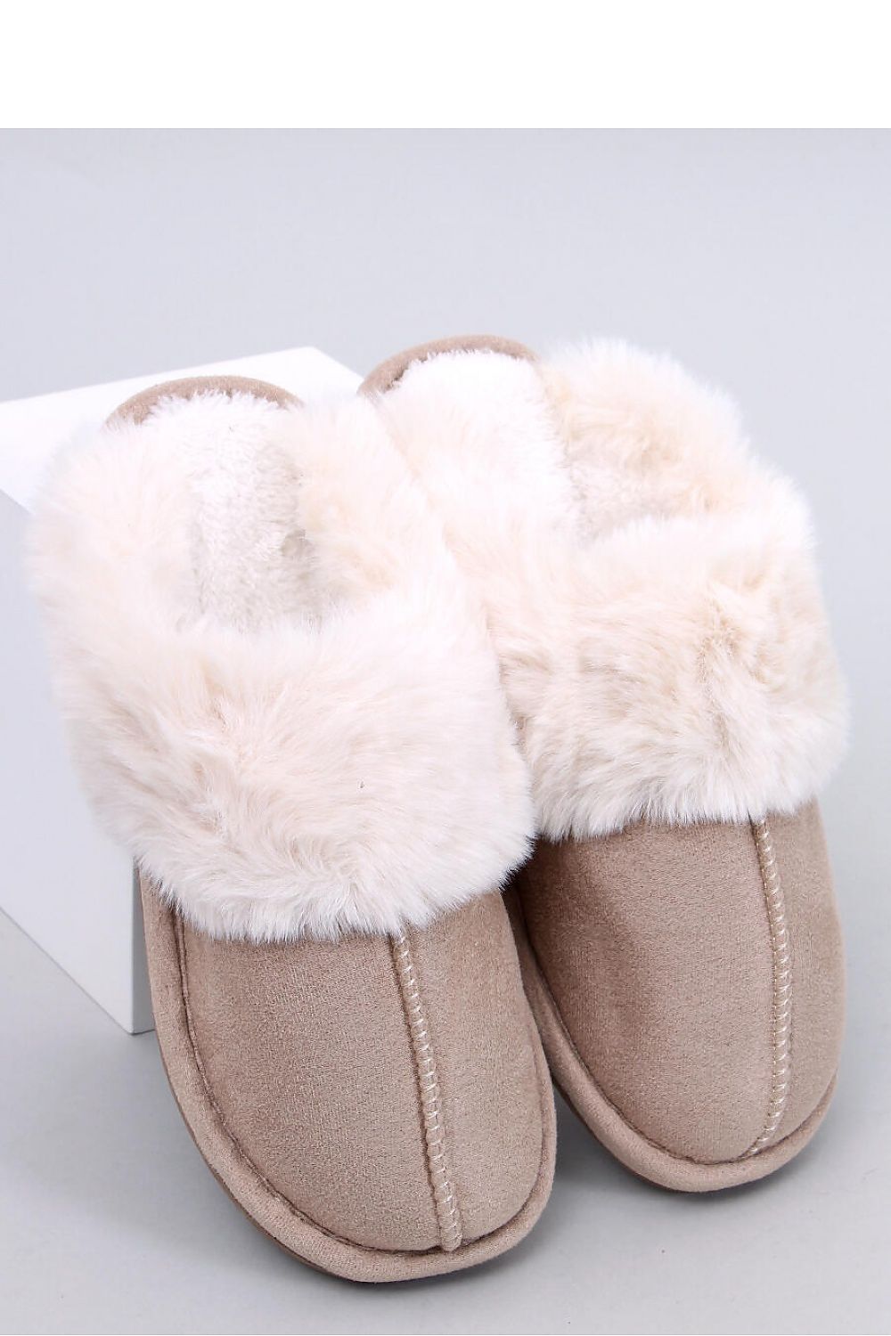 Slippers model 190387 Inello